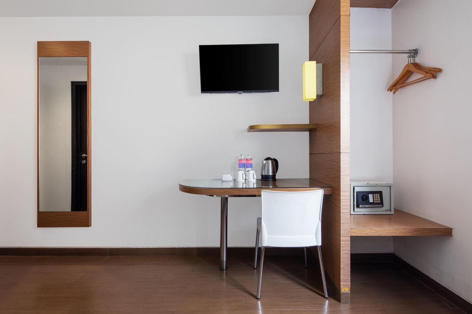 Amaris Hotel Pancoran Jakarta Exterior photo