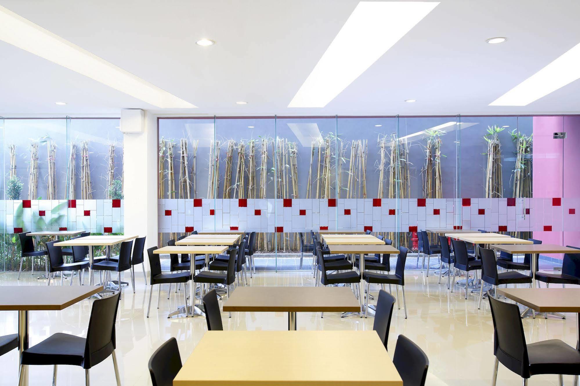 Amaris Hotel Pancoran Jakarta Exterior photo